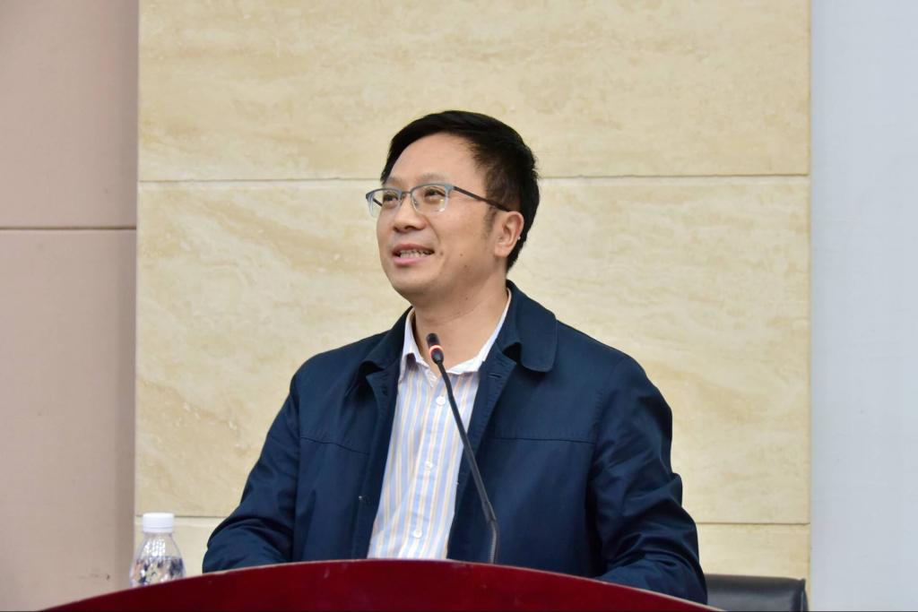 陈万军教授首先作了题为《成都集成电路产业发展的深度思考》的报告